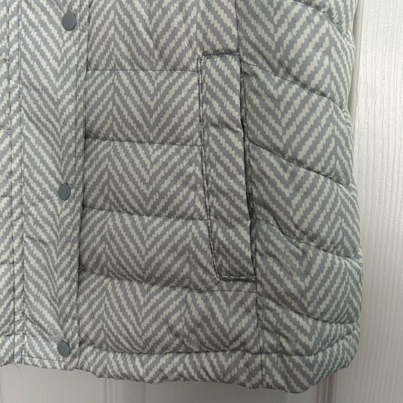 GAP Quilted Puffer Vest - Picture 2 of 6
